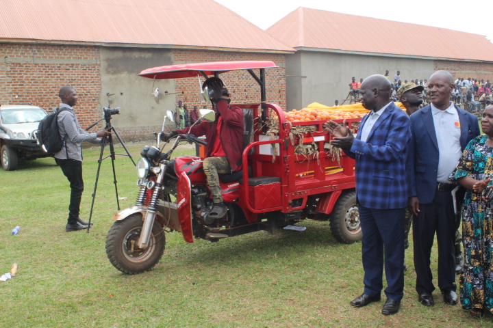 Tukutuku A Tukutuku carrying tomatoes was among the convoy flagged off